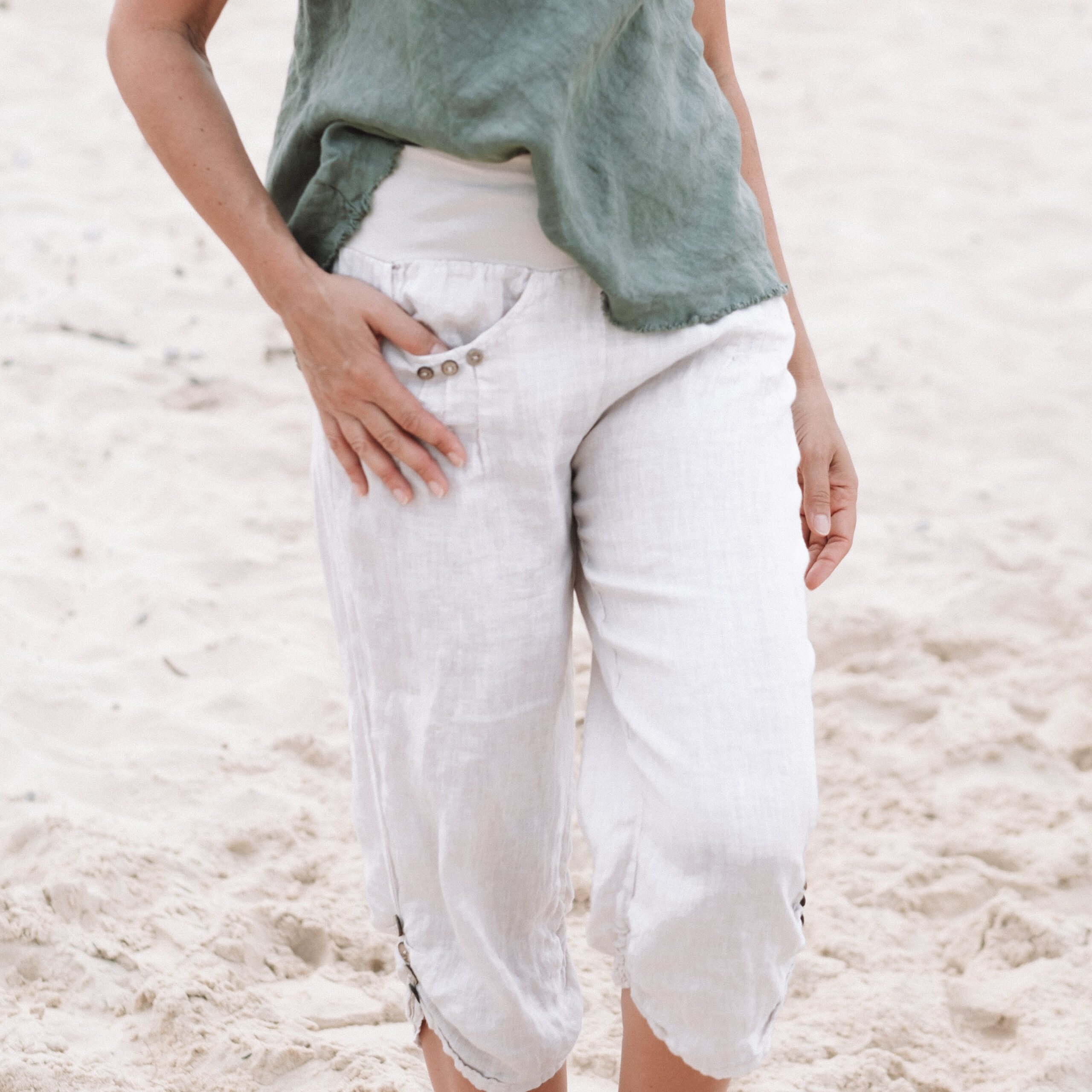 Cropped linen pants with wooden buttons made in Italy